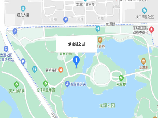 龍?zhí)逗?>龍?zhí)逗?，位于北京市東城區(qū)外城東南隅，龍須溝流經(jīng)此地，故命名為&ldquo;龍?zhí)逗?rdquo;。為古高梁河穿過(guò)的地區(qū)，屬海河流域北運(yùn)河支流通惠河支流護(hù)城河水系。因明圍筑外城墻的窯坑積水形成，中華人民共和國(guó)建國(guó)后，疏挖成三處湖面，面積44.3萬(wàn)多平方米，并于1980年代建成大型河湖公園（龍?zhí)逗珗@、北京游樂(lè)園、龍?zhí)段骱珗@）。也是南城雨水的調(diào)蓄湖泊</ul></div>
<div   id=